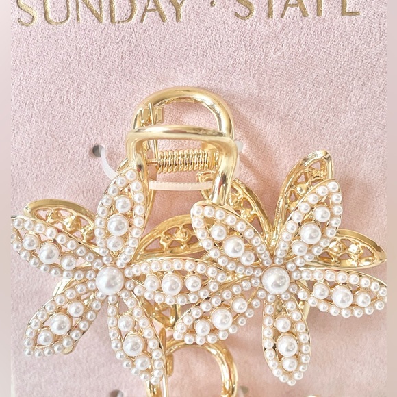 New with tag 2 GORGEOUS PEARL accented AND “DIAMOND” accented METAL HAIR CLIPS - Picture 4 of 5